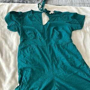 LOFT EMERALD JUMPSUIT WITH OPEN TIE BACK V NECK FITTED TOP. SIZE 16